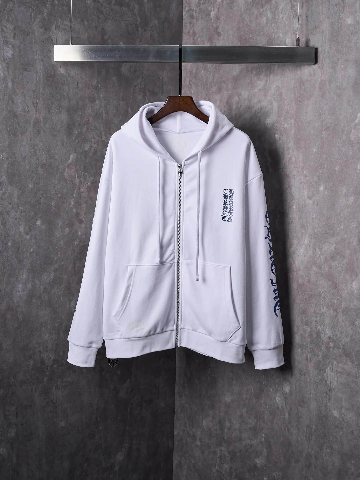 P460 Actual hanging auction】Chrome Hearts/Chrome Hearts ch letter printed zipper hooded jacket [Ready stock] S M L XL custom-made soft cloud wadding 100% cotton velvet feel sweatshirt fabric, delicate and smooth, comfortable and close to the skin, with pure white as the base, indigo lines neatly cracked, Western Gothic bodywork embellished on the chest, controlling the visual focus, and extending vertically from the wrist to the shoulder line, a magic touch to break the monotony of the sweatshirt The zippered hooded silhouette deconstructs the lazy drape carrying suede. When Gothic fonts meet all-white, it not only retains the coldness of Gothic, but also dissolves the depression of darkness with the purity of white, giving concrete expression to the sweet-cool balance and unlocking a multi-faceted style. Glue printing is used. The printing has been modified three times with film screens. Use glue liquid paint to print the pattern on the fabric. Bake the fabric to fix the printing pattern. The fabrics have been washed and have a better hand texture. It is not easy to deform and not shrink. 不易褪色 保持长久的美观，宽松版型